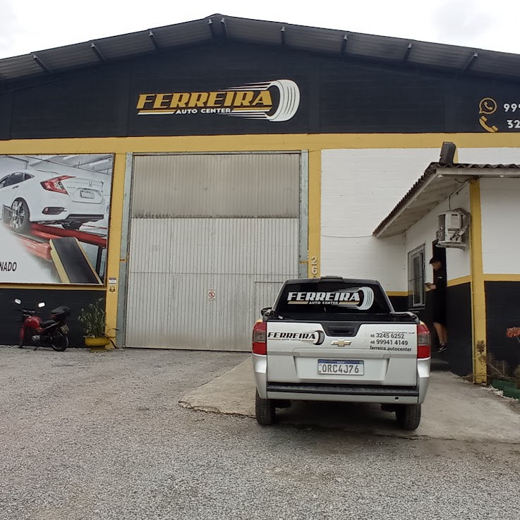 Fachada da Ferreira Auto Center com carros estacionados na frente